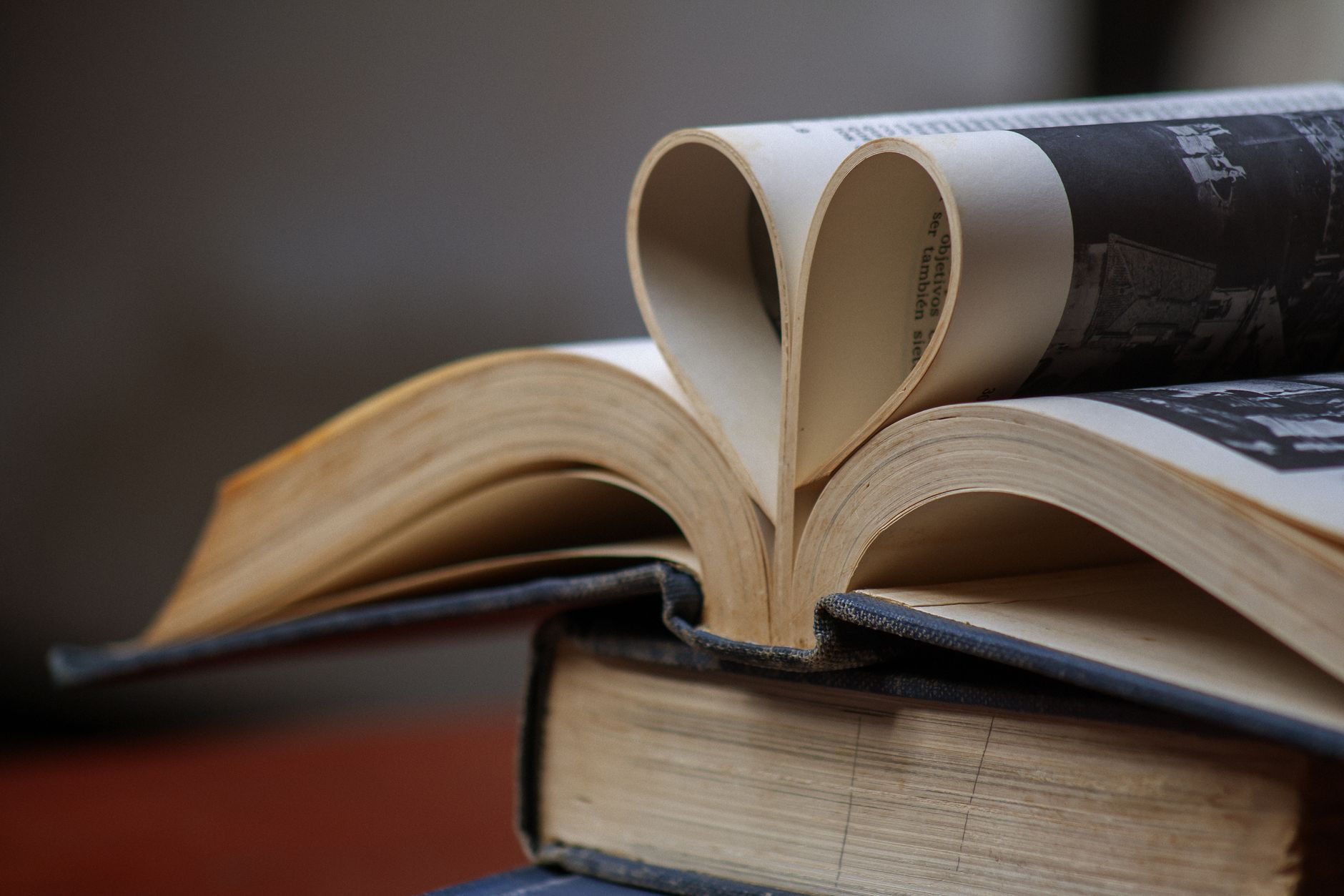 Le charme du papier : un atout indéniable pour la lecture ?
