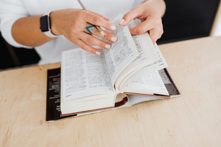 Quelle est la signification cachée derrière la traversée des mots ?