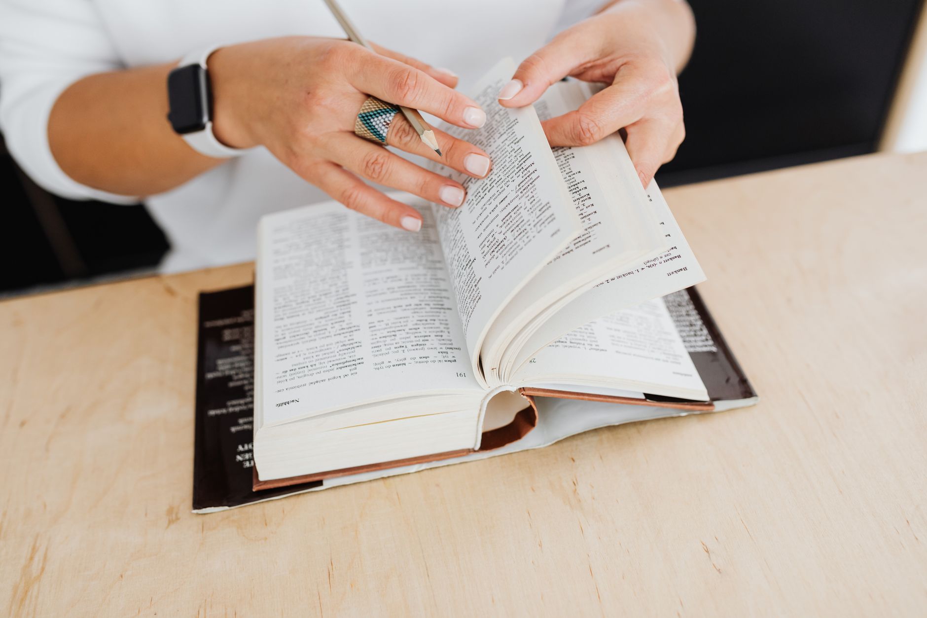Quelle est la signification cachée derrière la traversée des mots ?