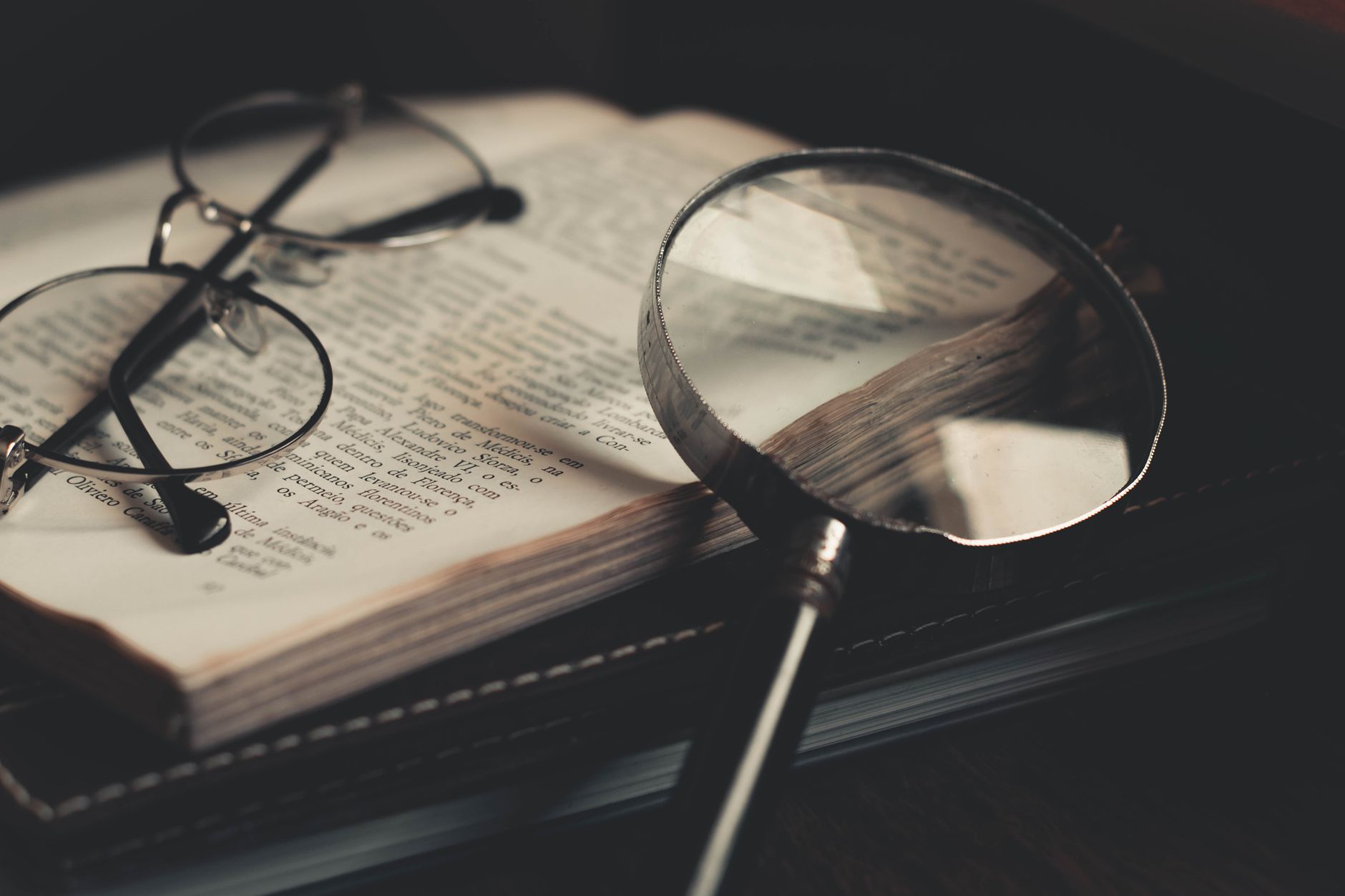 Quels secrets se cachent dans le livre à la loupe ?