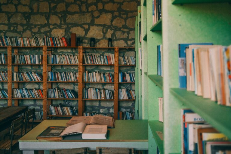 Quelle est la clé de la découverte de la bibliothèque secrète ?